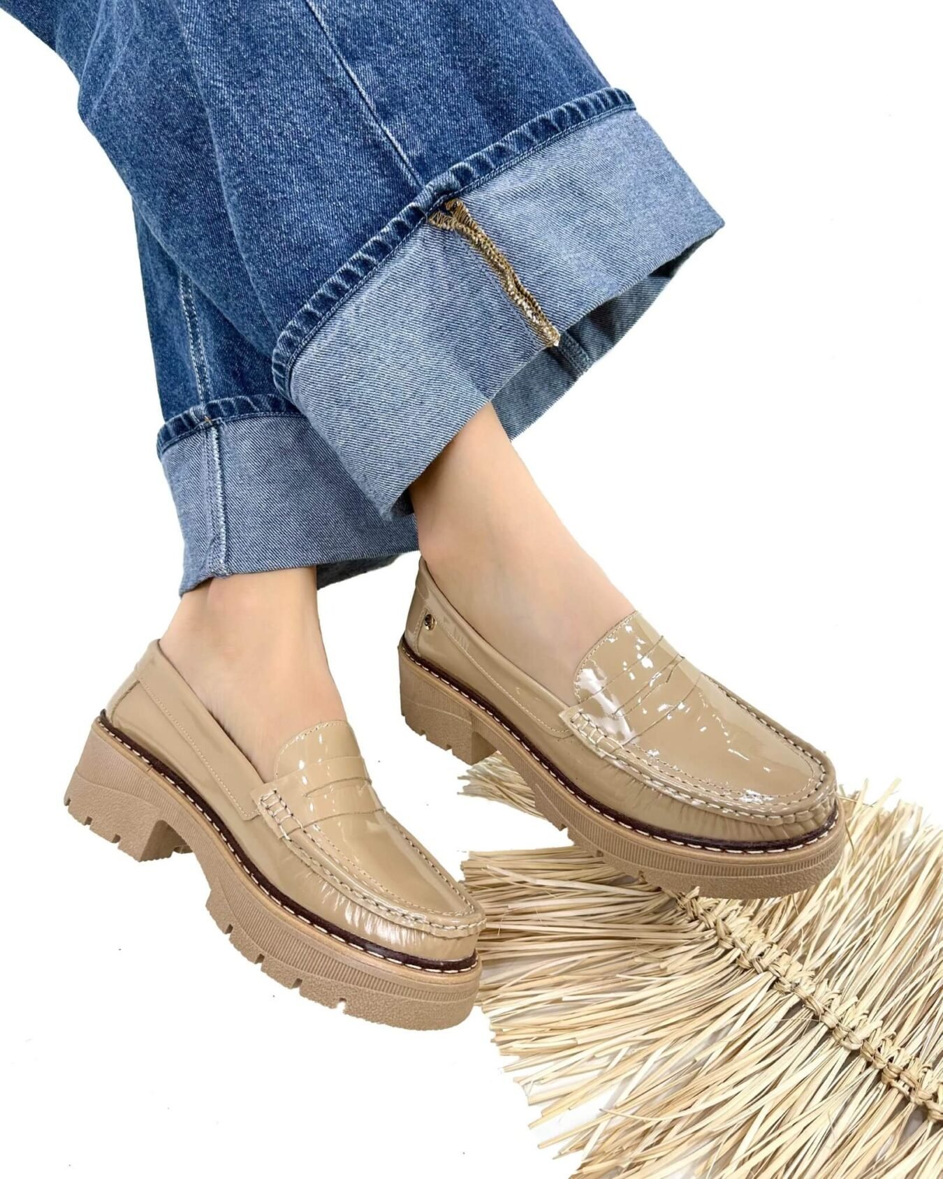 Mocasin Retro Charol Antifaz Capuchino